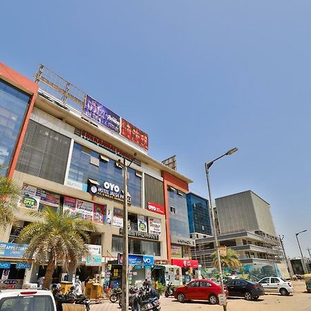 Oyo 37398 Hotel Jalsa Palace Naroda Luaran gambar