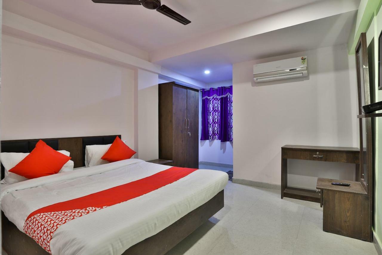 Oyo 37398 Hotel Jalsa Palace Naroda Luaran gambar