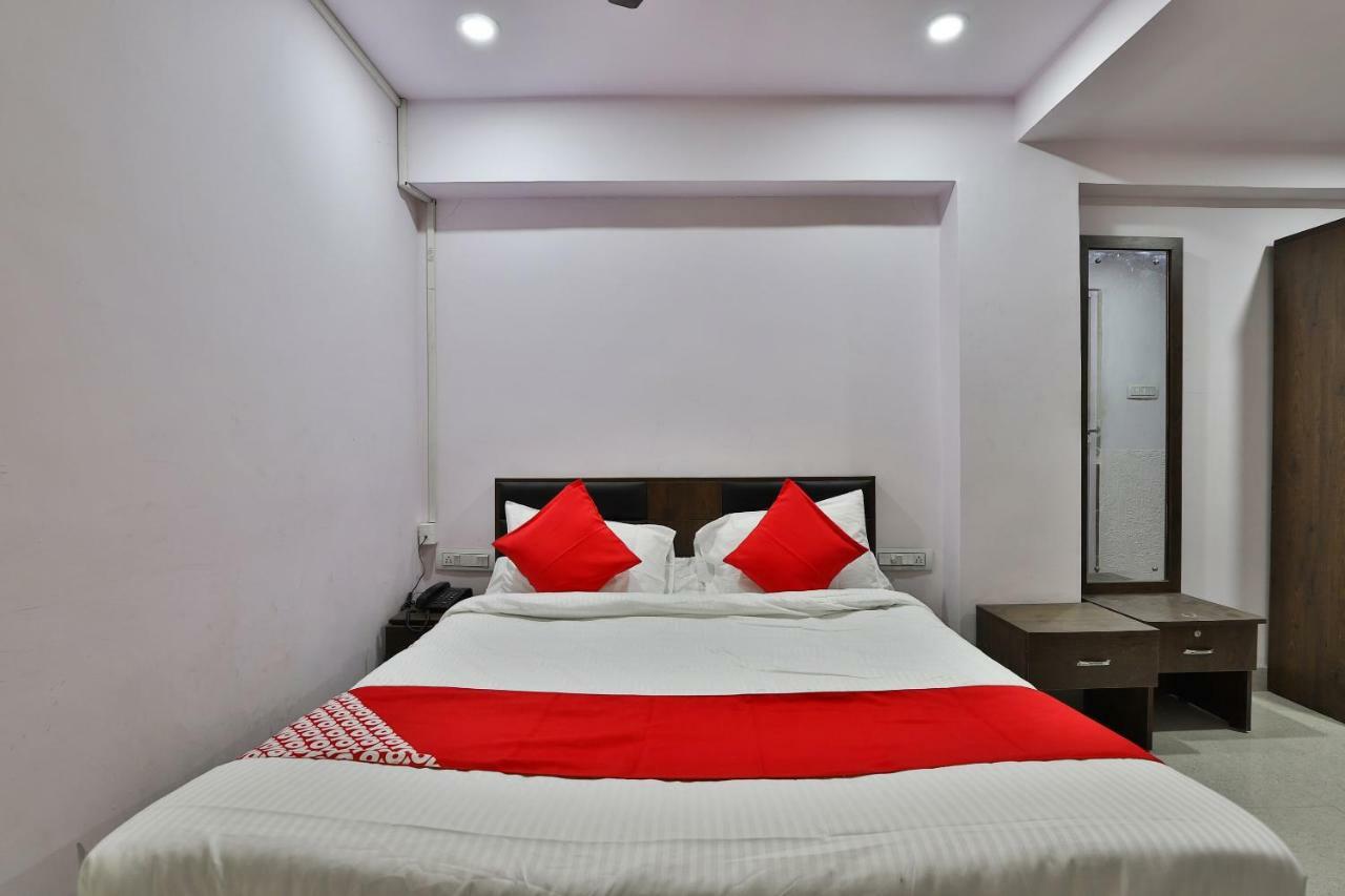 Oyo 37398 Hotel Jalsa Palace Naroda Luaran gambar
