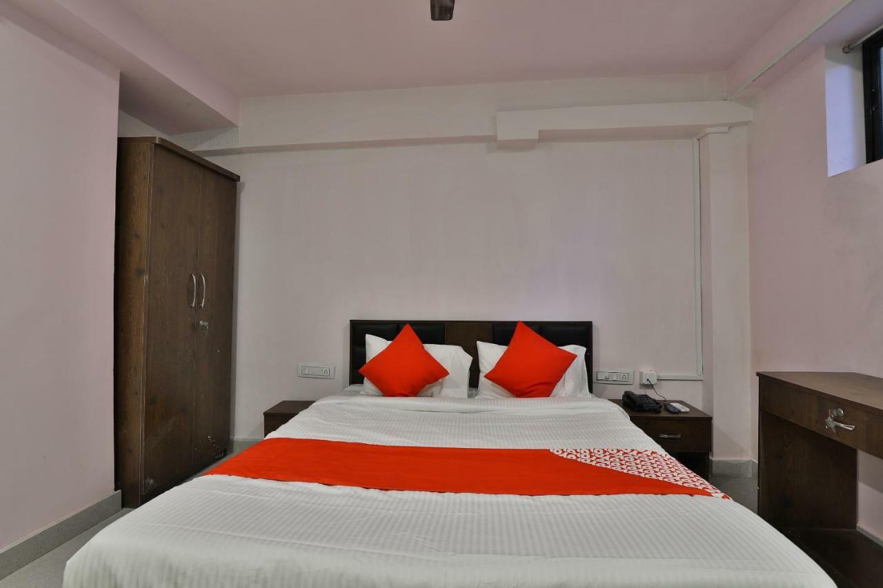 Oyo 37398 Hotel Jalsa Palace Naroda Luaran gambar