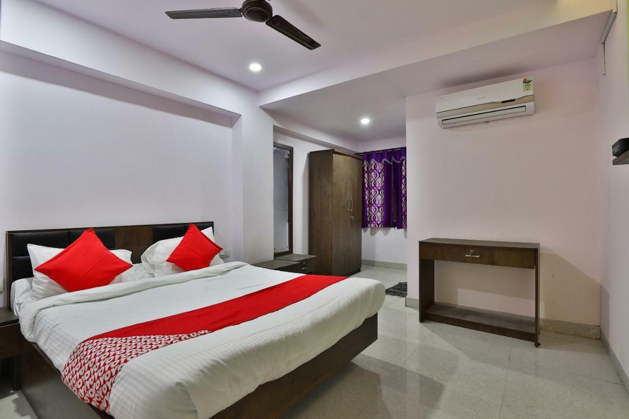 Oyo 37398 Hotel Jalsa Palace Naroda Luaran gambar